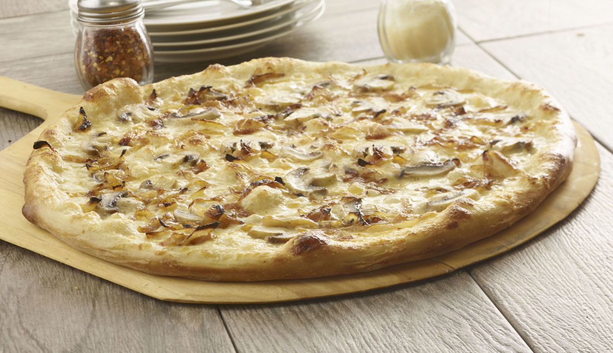 mushroom and onion pizza